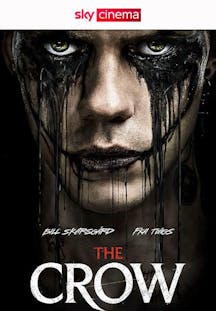 Nahaufnahme von Bill Skarsgård als Eric Draven, mit düsterem, verschmiertem Gothic-Make-up und intensiven grünen Augen, auf dem Poster des Films The Crow (Remake).