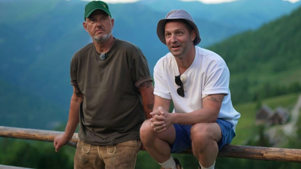 Die Fernsehköche Frank Rosin (l) und Alexander Kumptner tauchen ab 27. Dezember in ihrer neuen Doku «Rosin & Kumptner: Mission Mittendrin!» auf Kabel Eins in verschiedene Themenwelten ein.