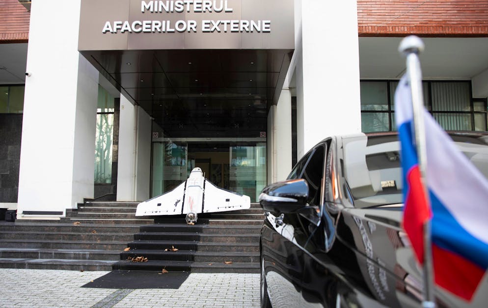 La voiture de l'ambassadeur de Russie en Moldavie, Oleg Ozerov, est garée devant le ministère moldave des Affaires étrangères, où il a été convoqué pour une violation de l'espace aérien par un drone, à Chisinau, en Moldavie. Le 25 novembre, le ministère moldave de la Défense a déclaré que six drones avaient pénétré dans l'espace aérien pendant la nuit, dont l'un, un modèle distinctif à ailes delta avec un symbole Z russe peint à la bombe sur l'empennage, s'était posé sur un toit dans le village de Cuhurestii de Jos.
