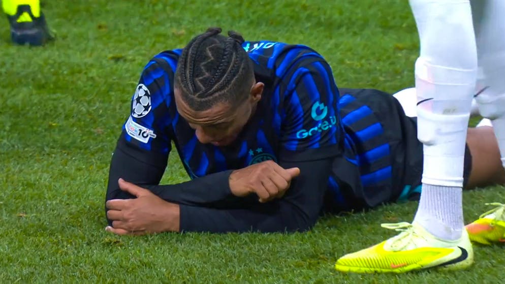 Die Szenen des Abends. Akanji kriegt den Ball voll auf die Zehn ++ Van Dijk macht den Handballer ++ Neuer patzt