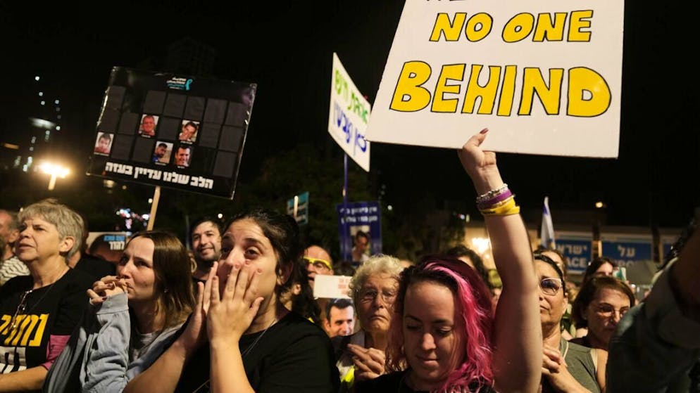 ARCHIV - Menschen nehmen an einer Kundgebung in Tel Aviv, Israel, teil und fordern die Rückkehr der verstorbenen Geiseln, die von der Hamas im Gazastreifen festgehalten werden. Foto: Mahmoud Illean/AP/dpa