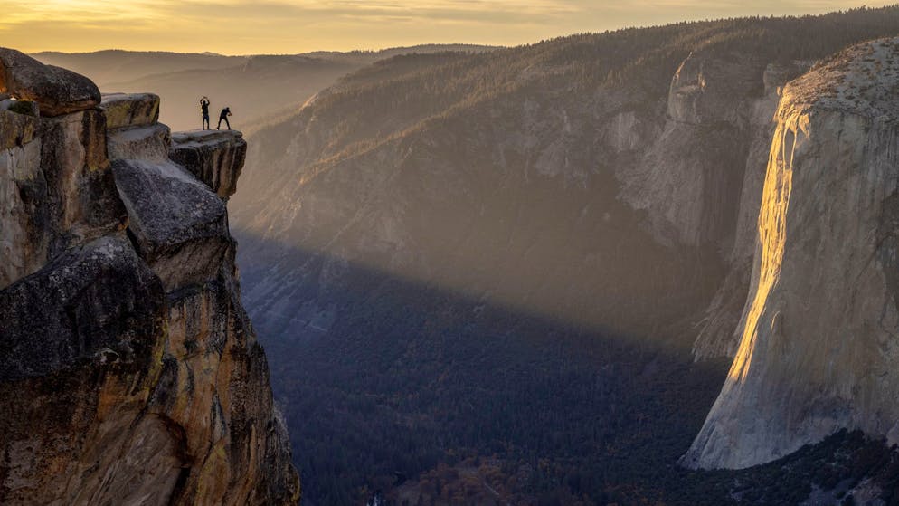 Auch für diesen Park müssen ausländische Touristen bald 100 Dollar mehr Eintritt zahlen als US-Touristen: Besucher auf einem Felsvorsprung im Yosemite National Park in Kalifornien.