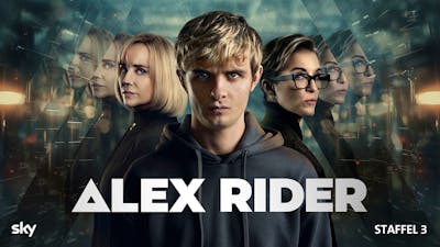 Otto Farrant als Alex Rider in einem dunklen Kapuzenpullover im Zentrum, umgeben von verschwommenen Abbildungen einer blonden Frau und einer Frau mit Brille, zur Bewerbung der dritten Staffel der Spionageserie.