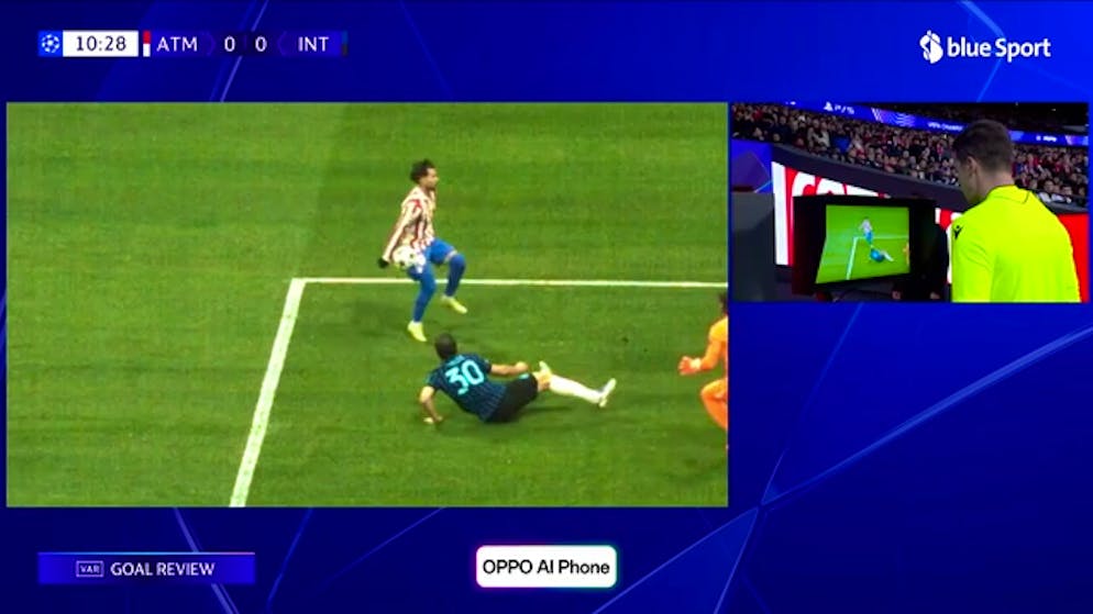 Umstrittene Szene vor Atlético-Tor. Urs Meier nimmt Inter-Abwehr in Schutz: «Der Ball ist klar an der Hand»