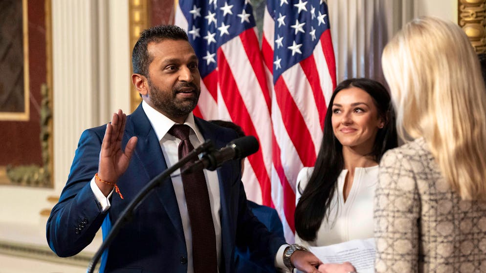 21. Ferbuar in Washington: Kash Patel wird als FBI-Direktor vereidigt. Seine Freundin Alexis Wilkins steht rechts neben ihm.