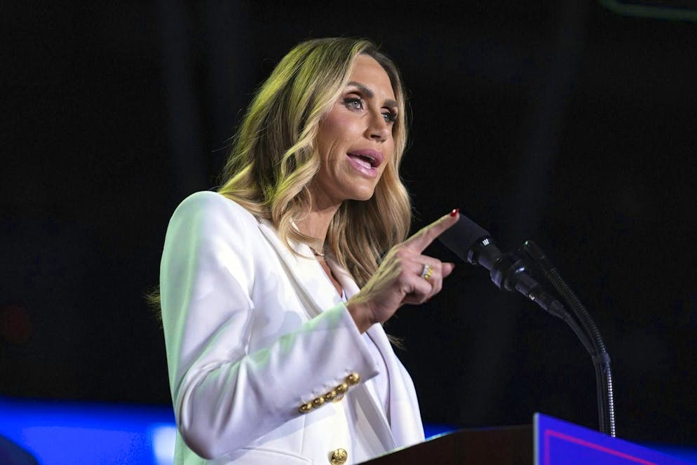 Lara Trump, belle-fille du président, incarne le look du mouvement Trump : lèvres injectées, traits du visage lissés.