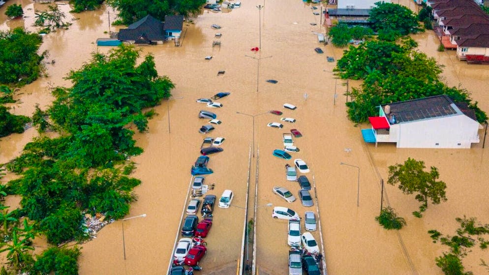 dpatopbilder - Cars and houses are under water in Songkhla province in southern Thailand. Thailand's Prime Minister Anutin Charnvirakul declared a state of emergency in Songkhla province on Tuesday as the southern region was hit by severe flooding. Photo: Arnun Chonmahatrakool/AP/dpa