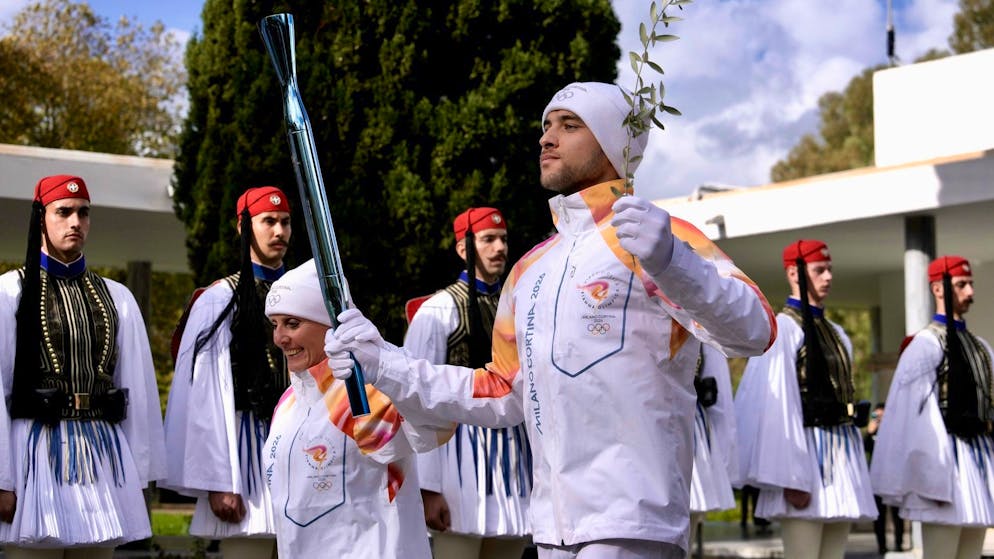 Le rameur grec Petros Gaidatzis (à droite) et la fondeuse italienne Stefania Belmondo ont lancé le relais de la flamme olympique.