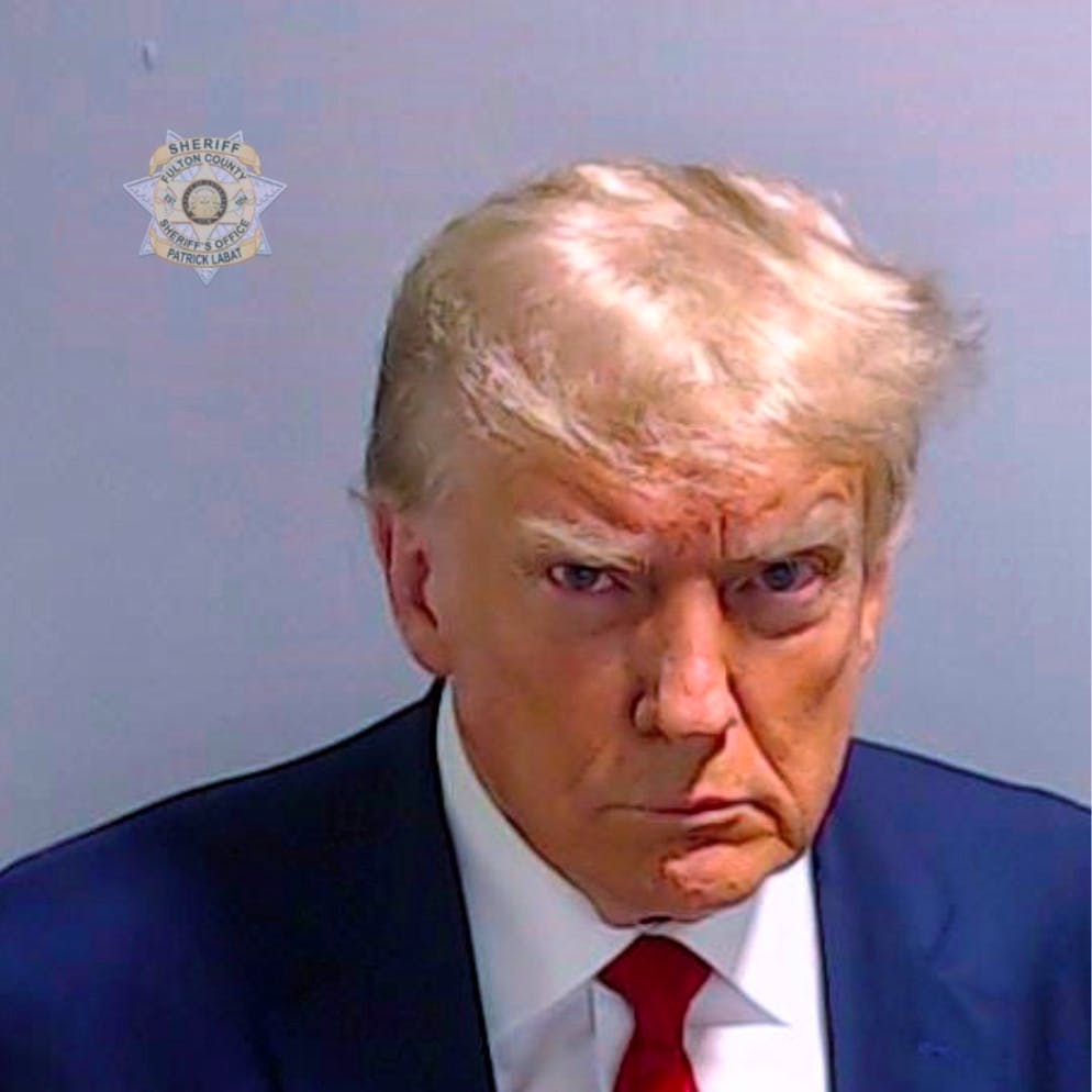 C'est cette affaire qui avait amené Donald Trump à se rendre en août 2023 à la prison du comté de Fulton, à Atlanta, capitale de l'Etat, pour la prise de son fameux «mugshot», ou photo d'identité judiciaire.