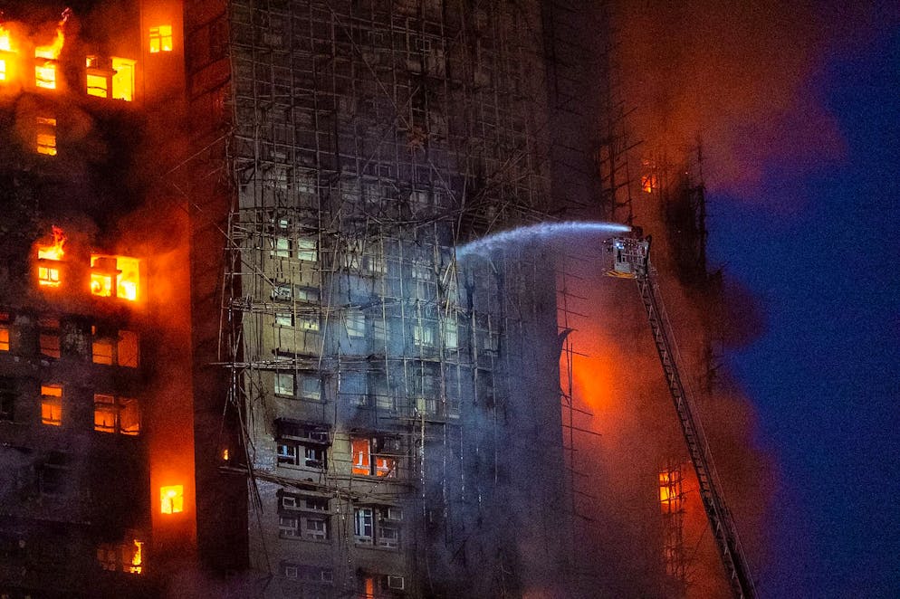 Feu à Hong Kong. Les pompiers tentent d'éteindre un incendie qui s'est déclaré à Wang Fuk Court, un complexe résidentiel situé dans le district de Tai Po, dans les Nouveaux Territoires de Hong Kong, le mercredi 26 novembre 2025. (AP Photo/Chan Long Hei)
