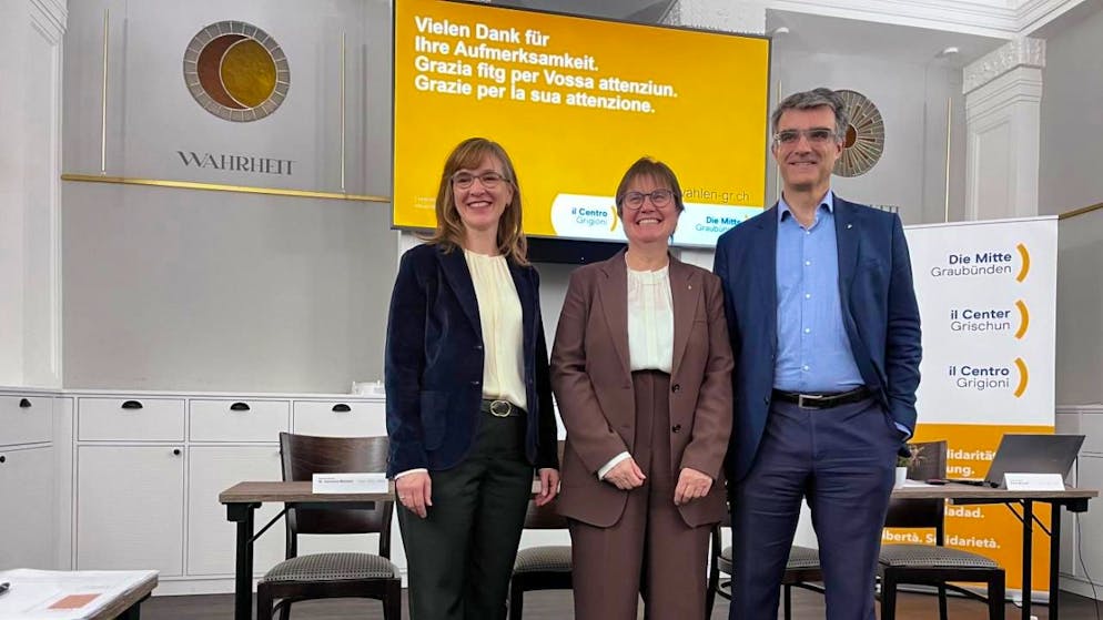 Il Centro presenta i suoi tre candidati: la Consigliera di Stato in carica Carmelia Maissen (prima a sinistra), Aita Zanetti, sindaca di Scuol e granconsigliera, e Marcus Caduff attuale Presidente del Governo retico.