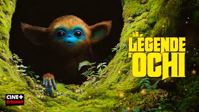 Eine Nahaufnahme eines kleinen, felligen, fiktiven Tieres mit großen Augen und einem hellblauen Gesicht, das aus einem moosbewachsenen Baumstamm lugt, im Poster zum Film La Légende d'Ochi.