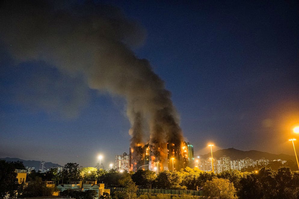 Feu à Hong Kong. KEYPIX - epa12549750 Un appartement en feu à Tai Po, Hong Kong, Chine, le 26 novembre 2025. 