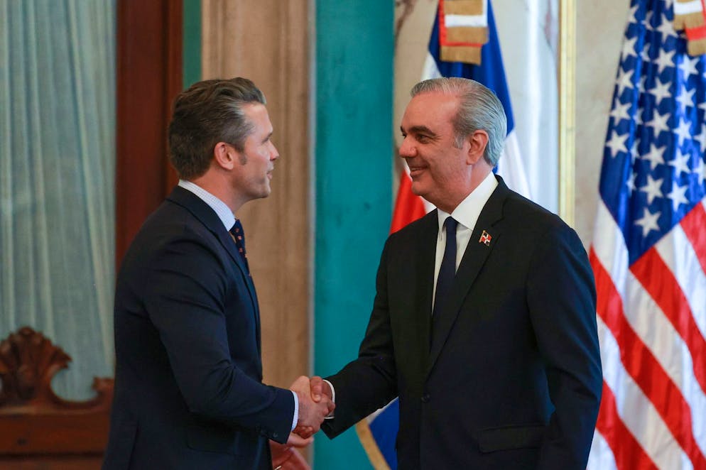 Le président de la République dominicaine, Luis Abinader (à droite), serre la main du secrétaire américain à la Défense, Pete Hegseth, au palais national de Saint-Domingue, en République dominicaine, le 26 novembre 2025. EPA/ORLANDO BARRIA