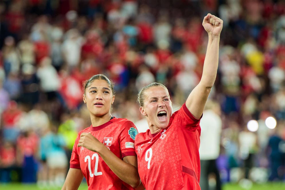 Ana.Maria Crnogorcevic (rechts) und Sydney Schertenleib nach dem Sieg an der EM gegen Finnland.