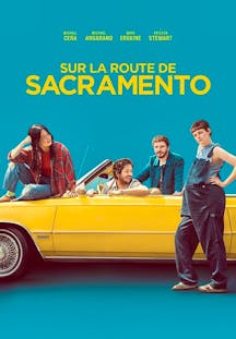 Die Darsteller Michael Cera, Michael Angarano, Maya Erskine und Kristen Stewart sitzen oder stehen um ein hellgelbes Cabrio, vor einem türkisen Hintergrund, im Poster zum Film Sur la Route de Sacramento.