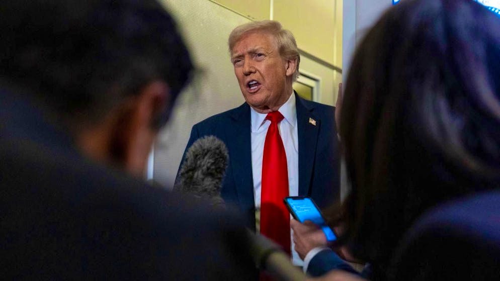 US President Donald Trump speaks with reporters on Air Force One, Photo: Alex Brandon/AP/dpa