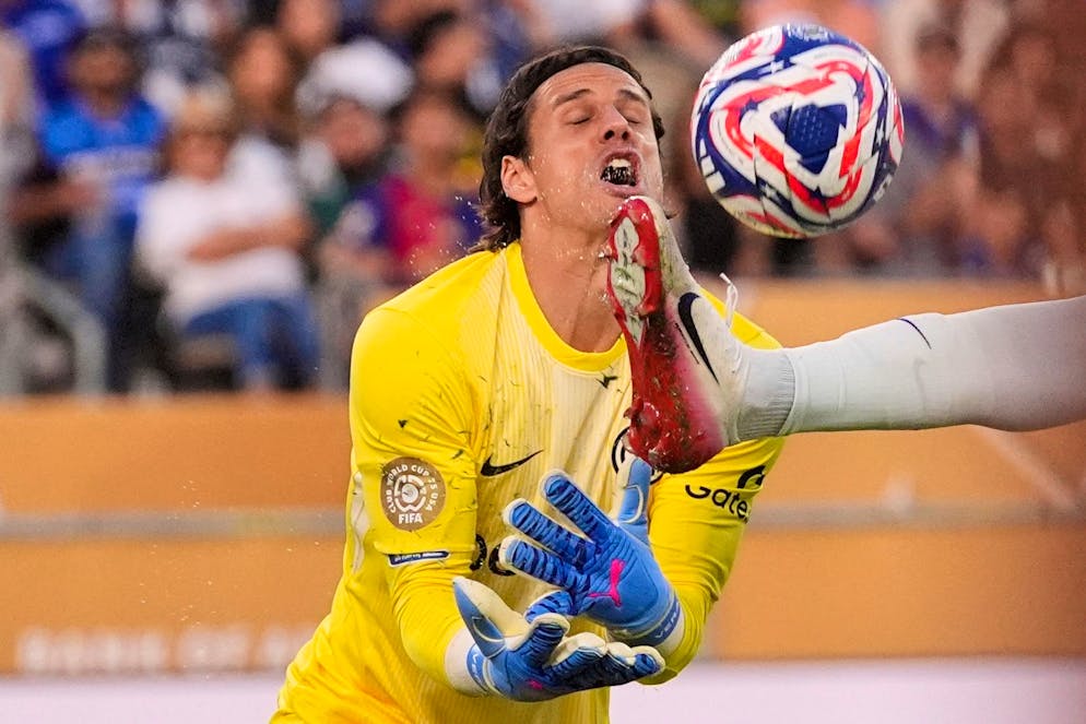 Yann Sommer cerca di togliere il pallone del piede del milanista Marcus Thuram.