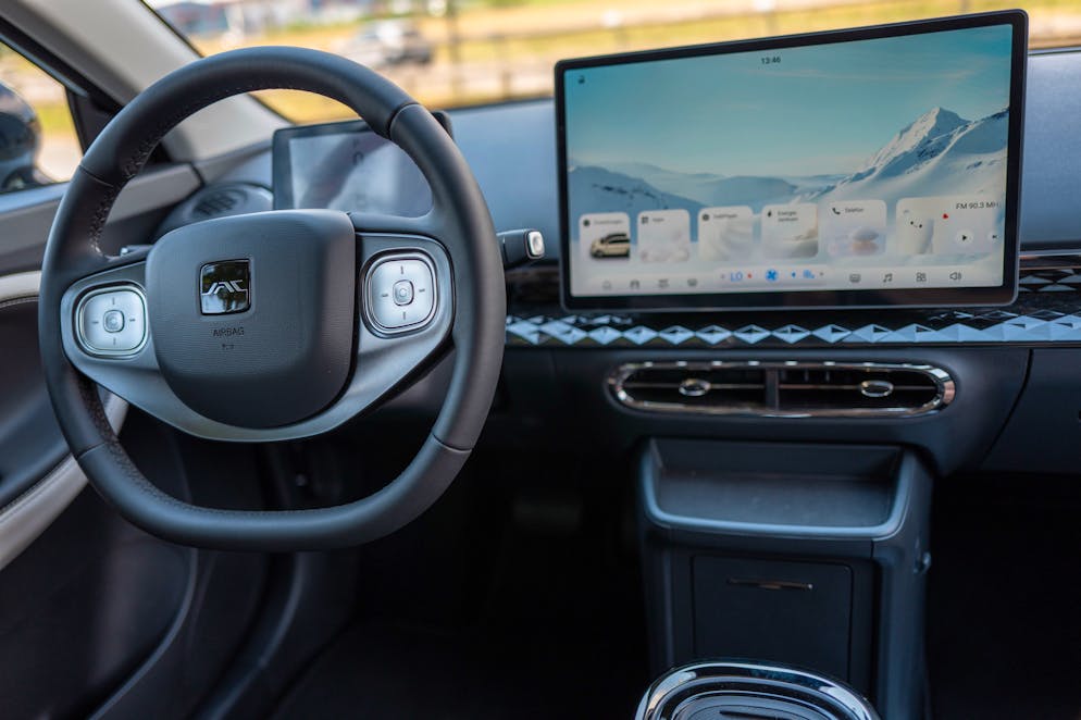 Die Klimaanlage lässt sich über die Knöpfe am Lenkrad steuern.