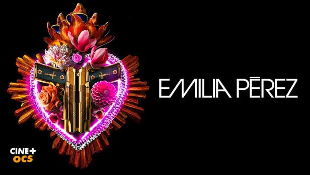 Eine goldene Herz-Skulptur, umrahmt von einem leuchtend pinken Lichtschein und Blumen, in dessen Zentrum zwei goldene Pistolen gekreuzt sind, neben dem Titel Emilia Pérez.