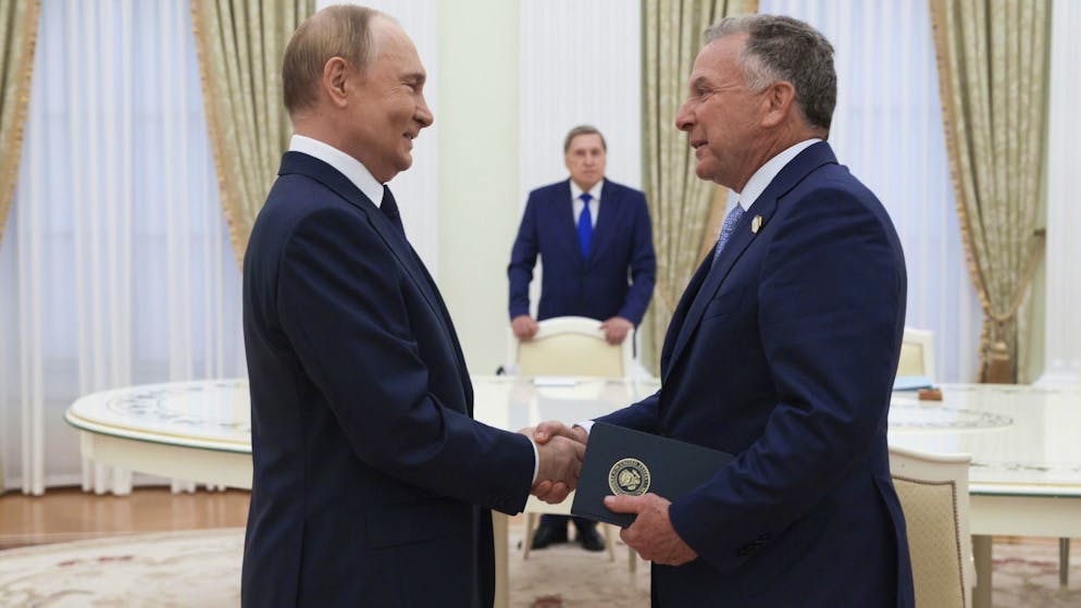 Kremlchef Wladimir Putin (l.) mit Trumps Sondergesandten Steve Witkoff (r.) bei einem Treffen in Moskau am 6. August 2025.