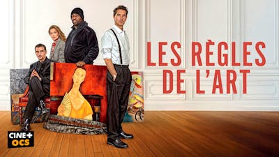 Eine Gruppe von vier Hauptdarstellern, darunter ein Mann in Hosenträgern und ein großer, dunkelhäutiger Mann im Hoodie, stehen in einem eleganten Raum und sind von gerahmten und aufgerollten Kunstwerken umgeben, im Poster zur Serie Les Règles de l'Art.