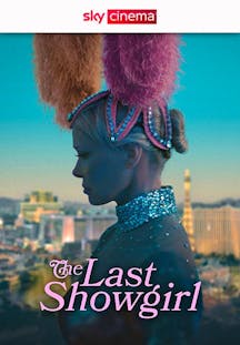 Erin Walsh als eine Showgirl mit einem extravaganten, glitzernden Kostüm und pinken Federn im Haar, blickt im Profil nachdenklich auf die Skyline von Las Vegas, im Filmplakat zu The Last Showgirl.