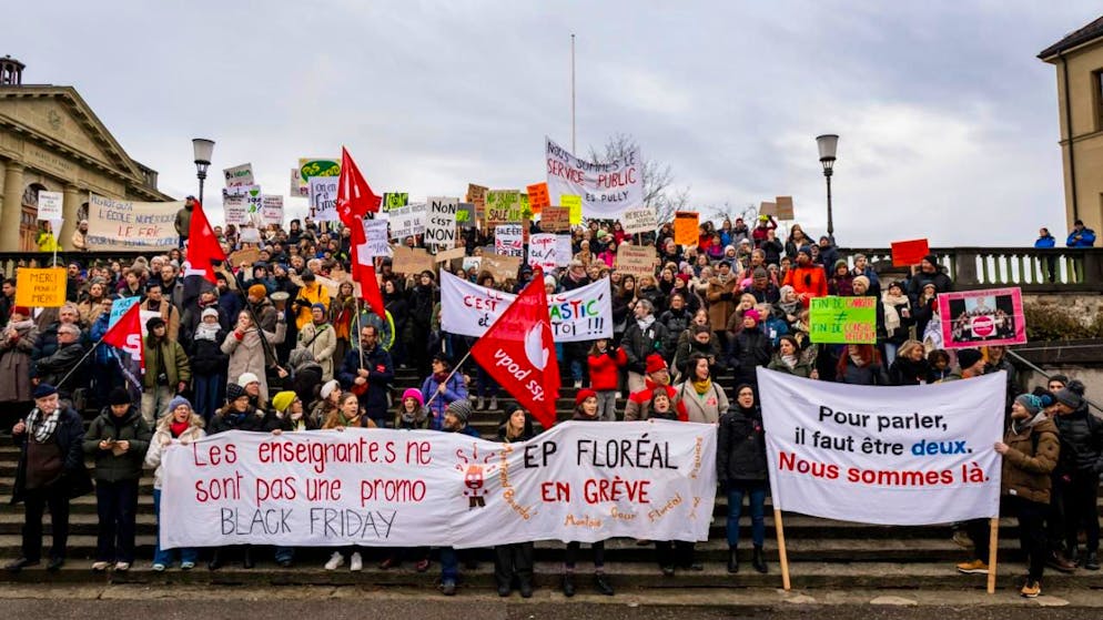Cette nouvelle journée de mobilisation a démarré dès 08h00 sur la place du Château à Lausanne, siège du gouvernement, avec quelque 400 manifestants sur les escaliers de l'esplanade.