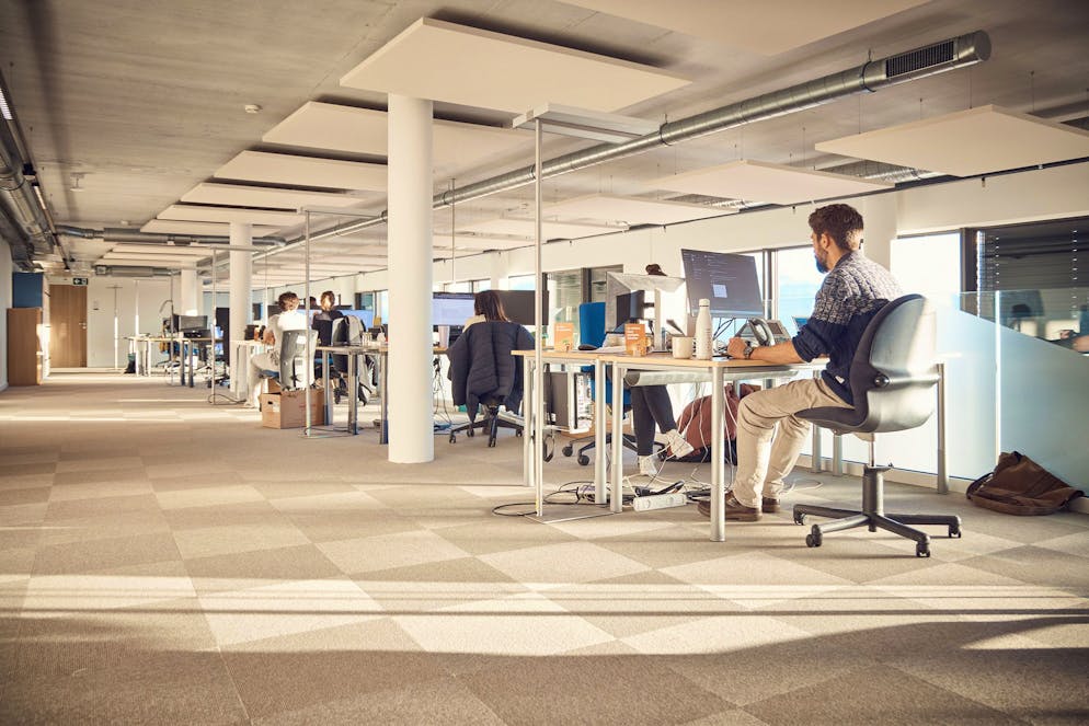 Unisanté in Lausanne setzt auf das Label «Friendly Work Space». Der Umzug in den Biopôle brachte eine weitere Herausforderung ans Licht: das Zusammenarbeiten verschiedener Teams im Grossraumbüro.