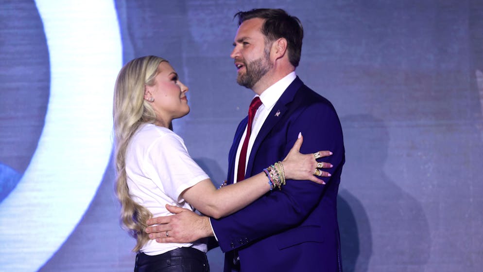 Erika Kirk (l.) und Trumps Vize JD Vance bei einem Auftritt in Mississippi. (29. Oktober 2025)