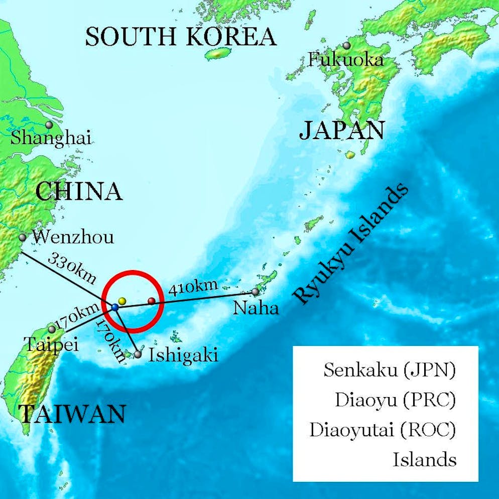 The Senkaku Islands consist of 5 islands and 3 rocky reefs. Under the Japanese name is the Chinese and Taiwanese name of the archipelago.