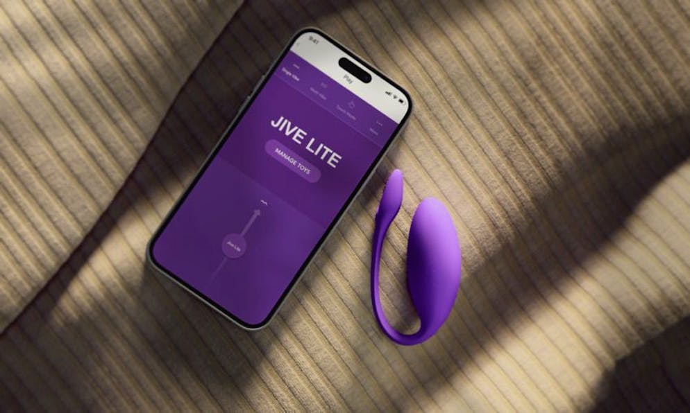 10 incontournables d’Amorana au lit pour le Black Friday. L’œuf vibrant portable We-Vibe Jive Lite stimule simultanément le point G et le clitoris.