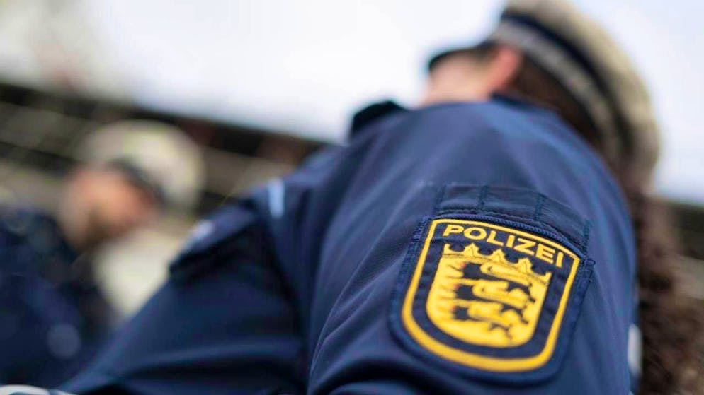 ILLUSTRATION - A policeman and a policewoman from the Baden-Württemberg police force. Photo: Marijan Murat/dpa/Archiv