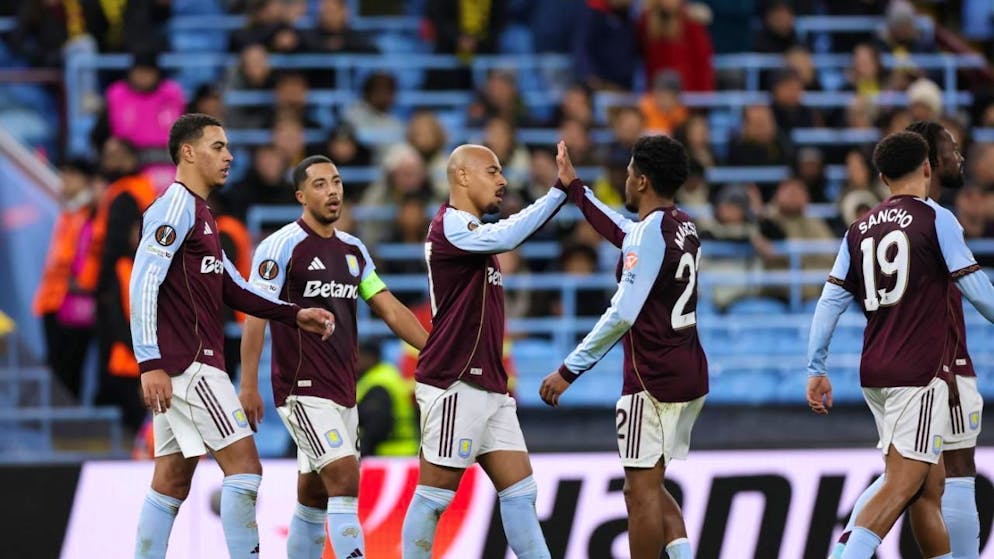 YBs Endspurt gegen Aston Villa nicht belohnt - Gallery. Doppeltorschütze Donyell Malen, der aus dem YB-Zuschauerblock mit Bierbechern beworfen wird, lässt sich von seinen Mitspielern feiern