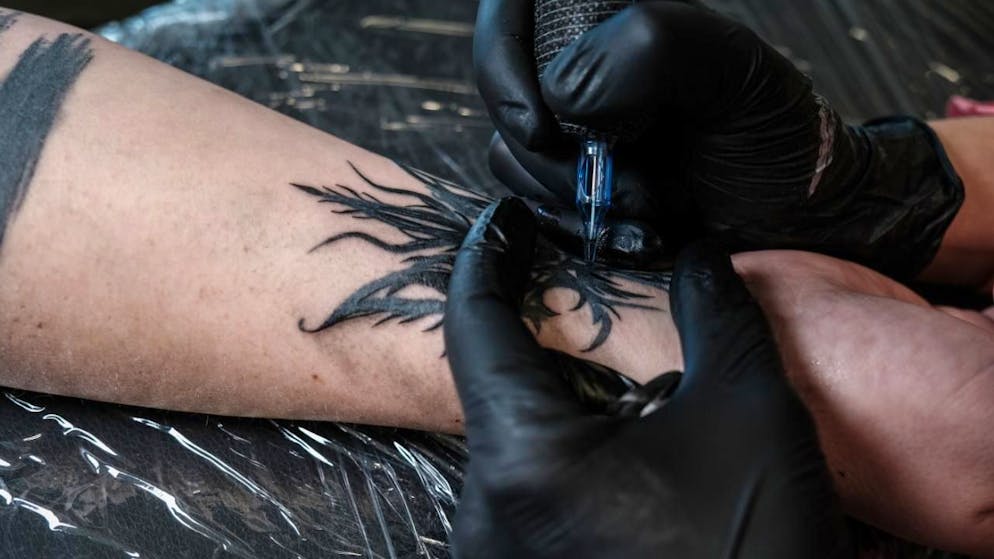 Wie eine Mäuse-Studie von Schweizer Forschenden zeigt, verändert Tattoo-Tinte, wie der Körper auf Impfungen reagiert. (Archivbild)