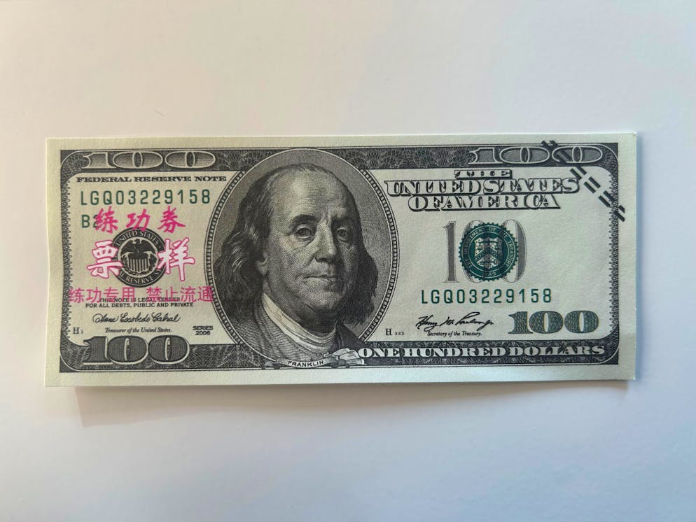So sieht verbotenes Falschgeld aus. Solche 100-Dollar-Noten werden oft an chinesischen Festen verwendet.
