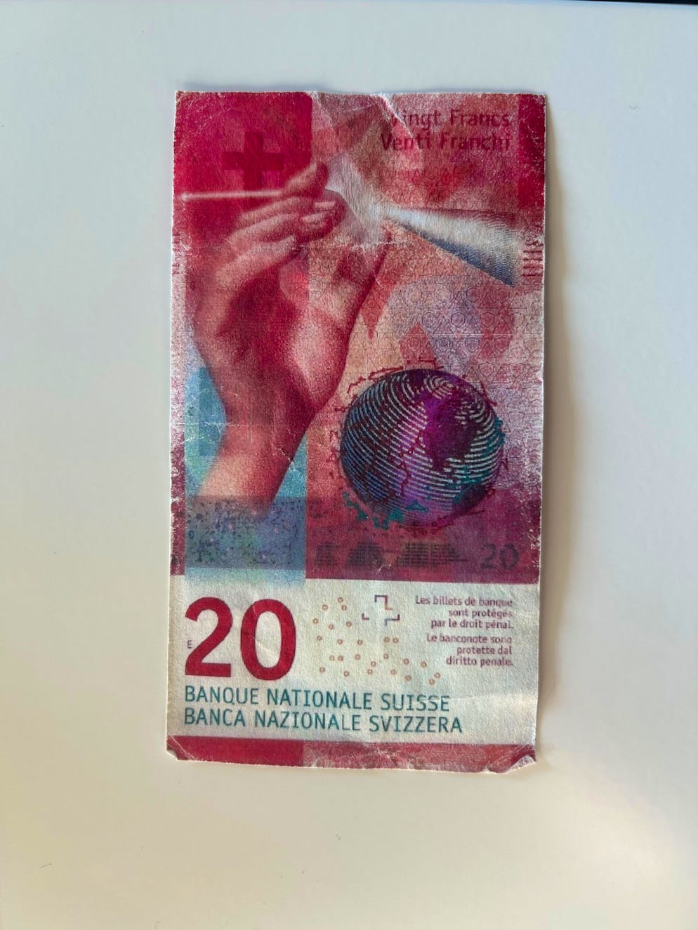So sieht verbotenes Falschgeld aus. Diese kopierte 20-Franken-Note sieht von vorne wie echt aus.