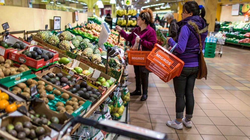 Les consommatrices et consommateurs ne devraient plus indiquer l'emballage utilisé lorsqu'ils pèsent leurs fruits et légumes (archives).