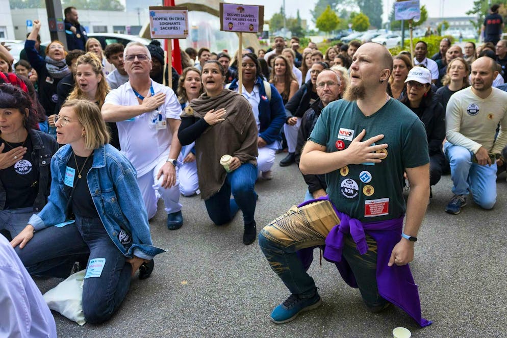 Employees of Fribourg Cantonal Hospital are protesting against a cost-cutting program.