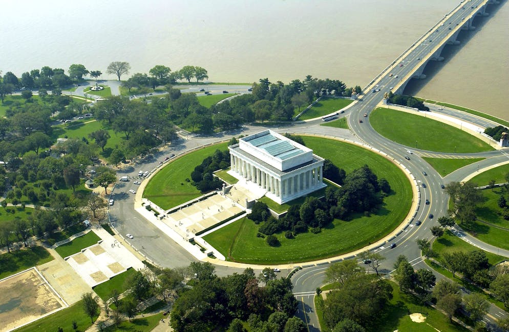 Das Lincoln Memorial in Washington. Links untern: das Reflexionsbecken.