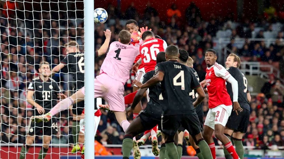 Goalie Manuel Neuer (in Rosa) kommt nach einem Corner im Gedränge nicht an den Ball und kassiert das 0:1