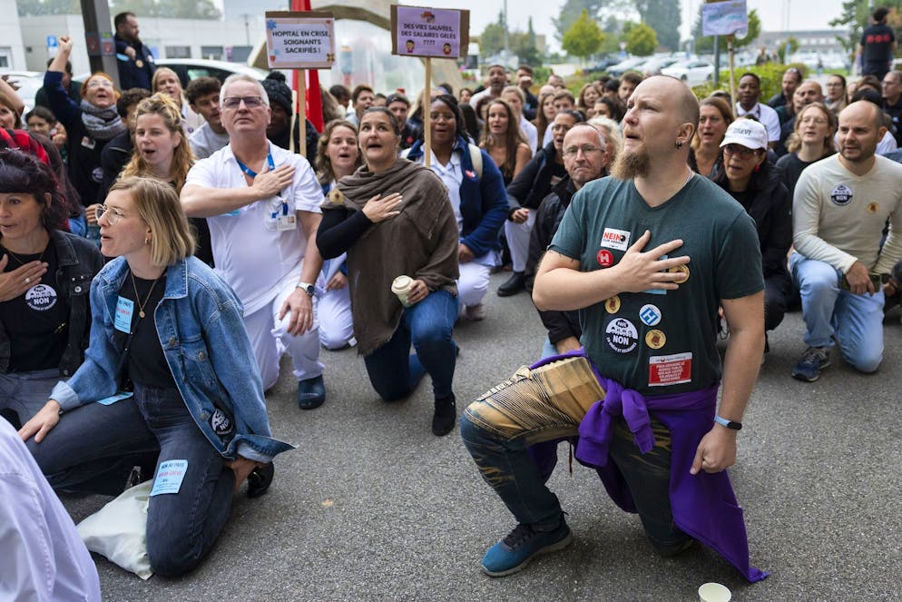 Mitarbeiterinnen und Mitarbeiter des Kantonsspitals Fribourg protestieren gegen ein Sparprogramm.