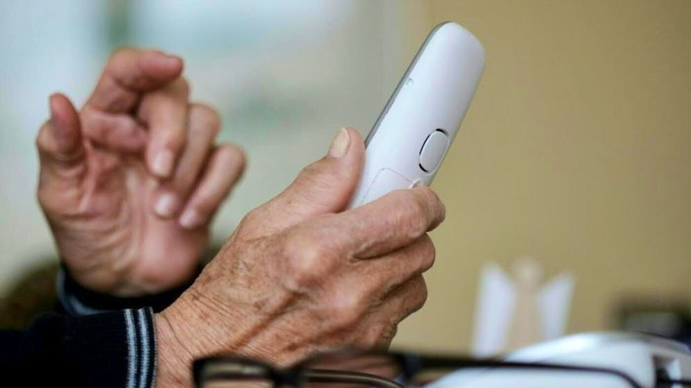 Ein Enkeltrickbetrüger ist vom Bezirksgericht Aarau zu einer Gefängnisstrafe verurteilt worden. In elf Fällen ergaunerte er vor zehn Jahren von gutgläubigen Opfern eine Million Franken. Der Pole, Mitglied eines Roma-Clans, gab sich vor Gericht reuig. (Symbolbild)