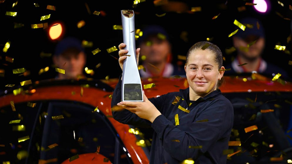 Una collega si meraviglia. Ostapenko, regina del Roland Garros, vende oggetti usati per pochi franchi. Che succede?