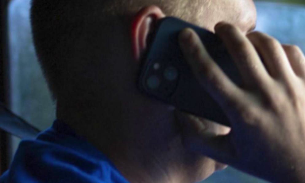 Le prévenu choisissait ses victimes dans le bottin téléphonique en privilégiant les vieux prénoms allemands. Il les appelait à plusieurs reprises et leur racontait une fausse histoire pour gagner leur confiance et les mettre sous pression.