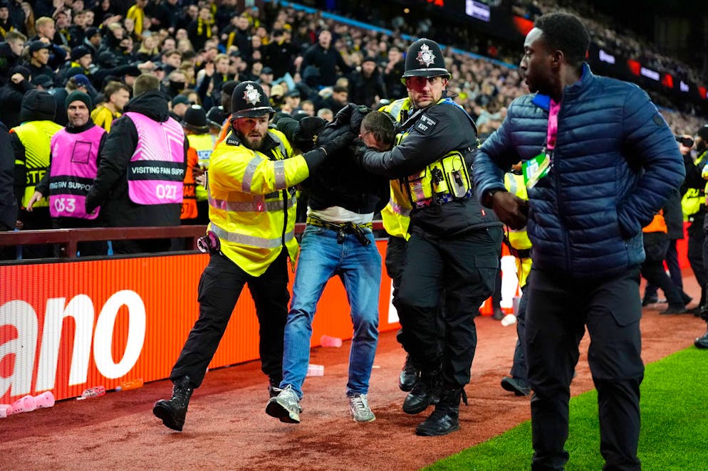 Ein YB-Chaot wird von der britischen Polizei abgeführt.