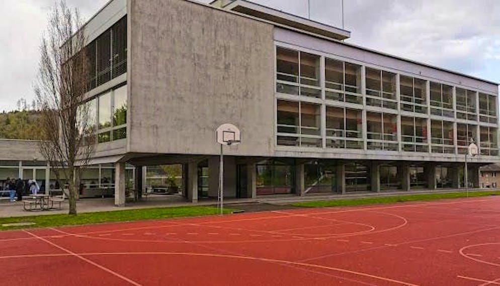 Teachers are running away from the school in Pieterlen BE. 