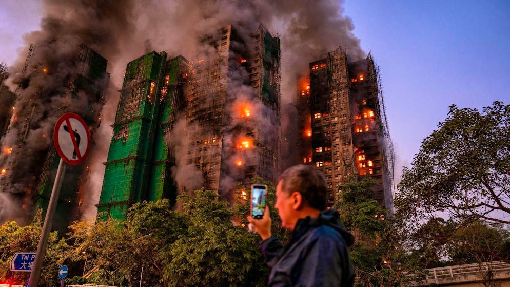 At least 44 dead: Hong Kong mourns major fire victims - Gallery. The dramatic footage of the blaze went around the world. 