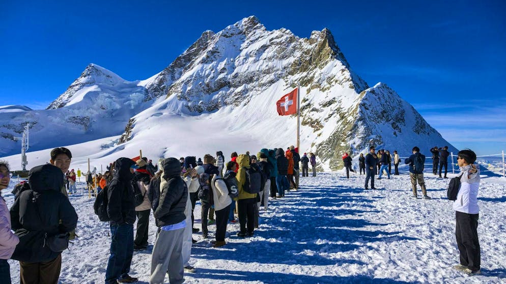 More and more tourists on the Jungfrau.