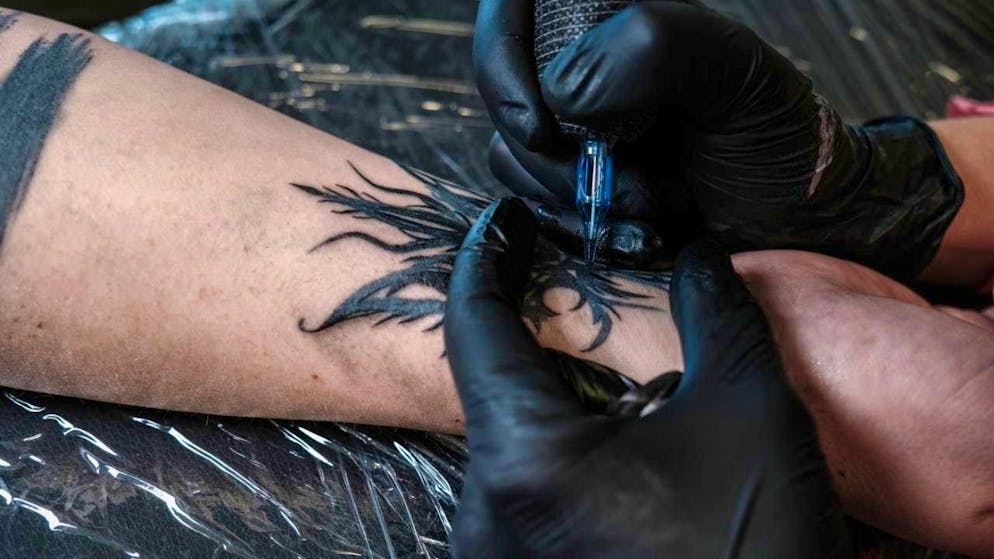 A mouse study by Swiss researchers shows that tattoo ink changes how the body reacts to vaccinations. (archive image)